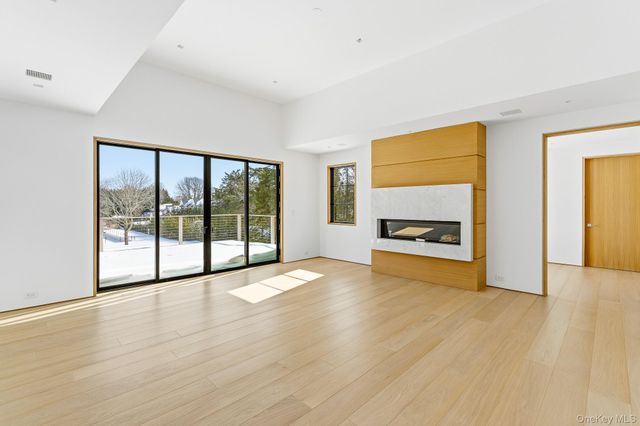 50 Tuckahoe Lane, Southampton, NY 11968