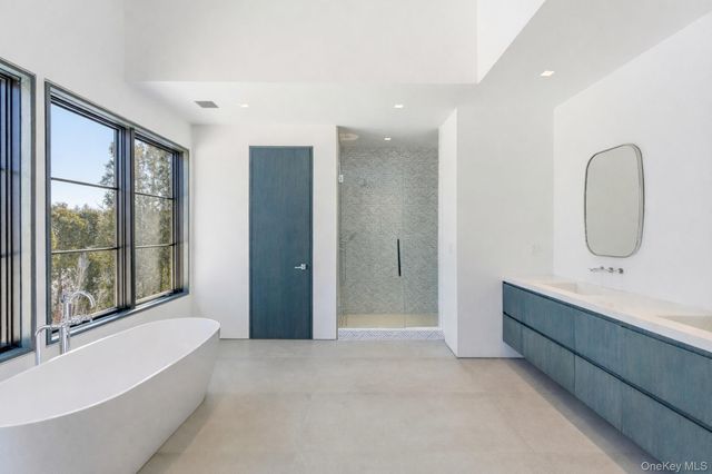 50 Tuckahoe Lane, Southampton, NY 11968