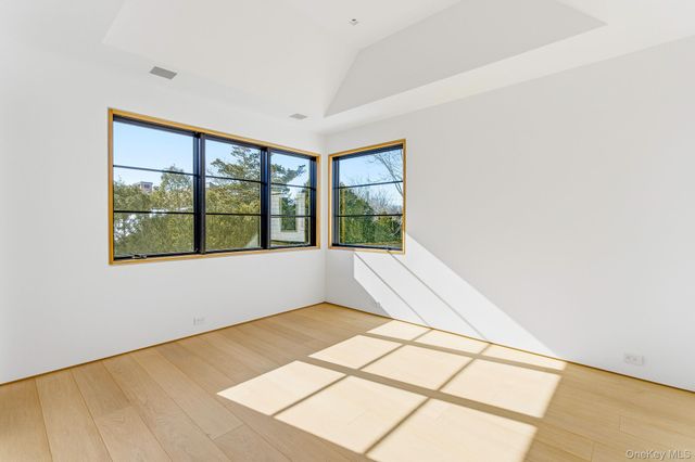 50 Tuckahoe Lane, Southampton, NY 11968