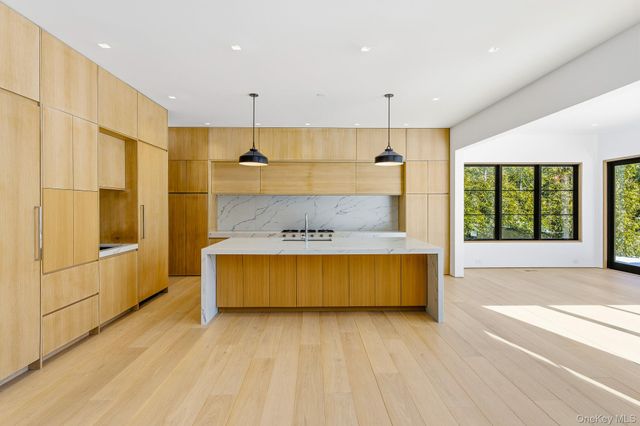 50 Tuckahoe Lane, Southampton, NY 11968