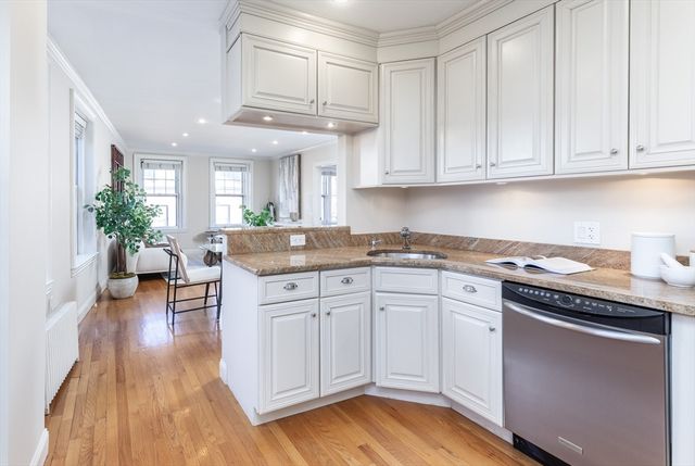 76 W Cedar St 4F, Boston, MA 02114