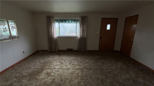 114 Spruce Dr, Shaler, PA 15116
