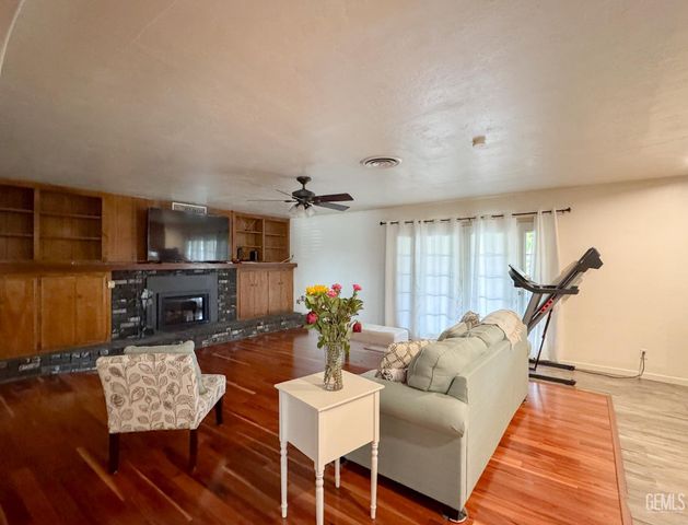 3612 Christmas Tree Lane, Bakersfield, CA 93306