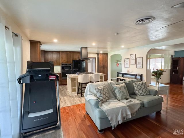 3612 Christmas Tree Lane, Bakersfield, CA 93306