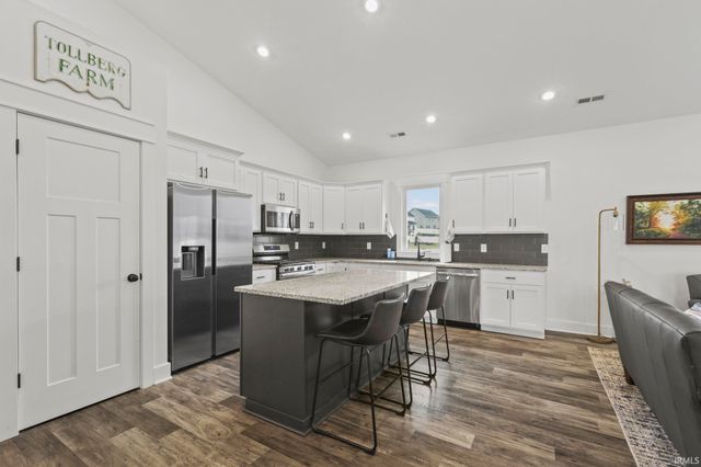 542 E Lucy Lane, Ellettsville, IN 47429