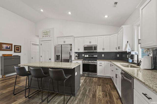 542 E Lucy Lane, Ellettsville, IN 47429