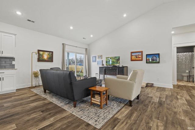 542 E Lucy Lane, Ellettsville, IN 47429