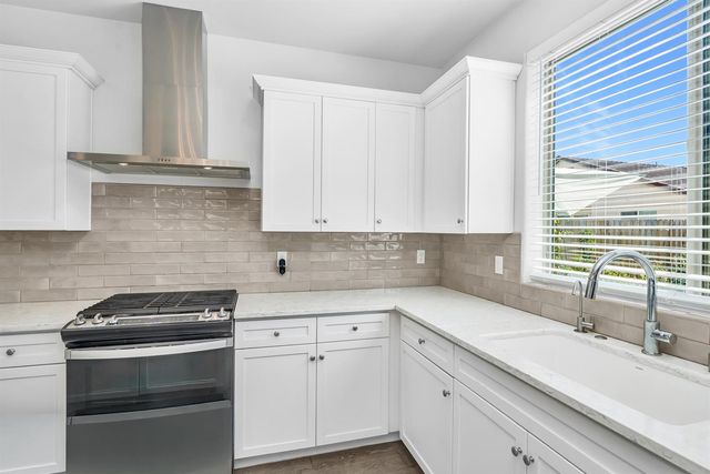 2433 E Rockwell Drive, Fresno, CA 93720