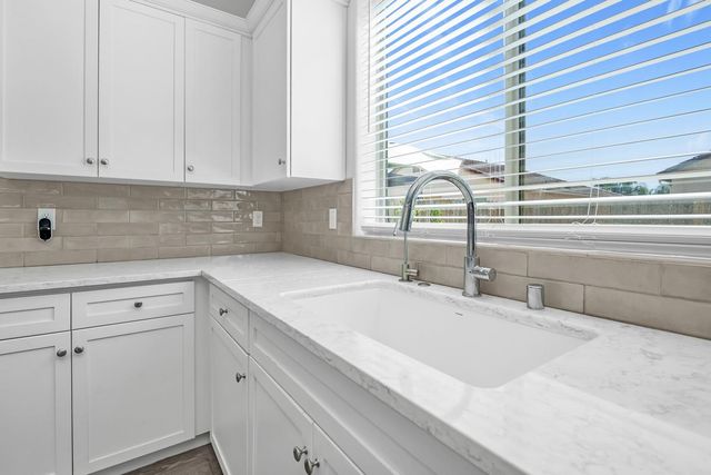2433 E Rockwell Drive, Fresno, CA 93720