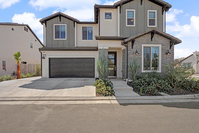 2433 E Rockwell Drive, Fresno, CA 93720