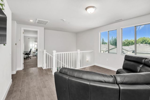 2433 E Rockwell Drive, Fresno, CA 93720