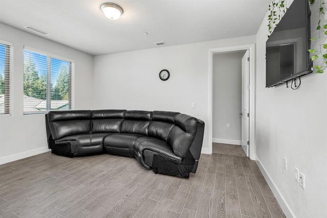 2433 E Rockwell Drive, Fresno, CA 93720