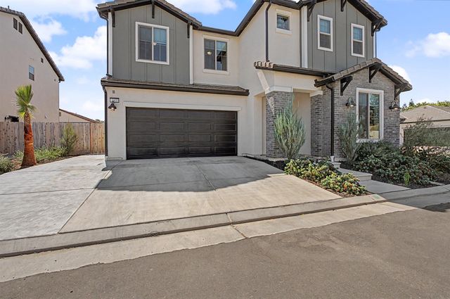 2433 E Rockwell Drive, Fresno, CA 93720