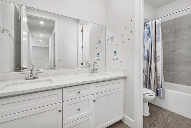 2433 E Rockwell Drive, Fresno, CA 93720