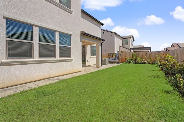 2433 E Rockwell Drive, Fresno, CA 93720