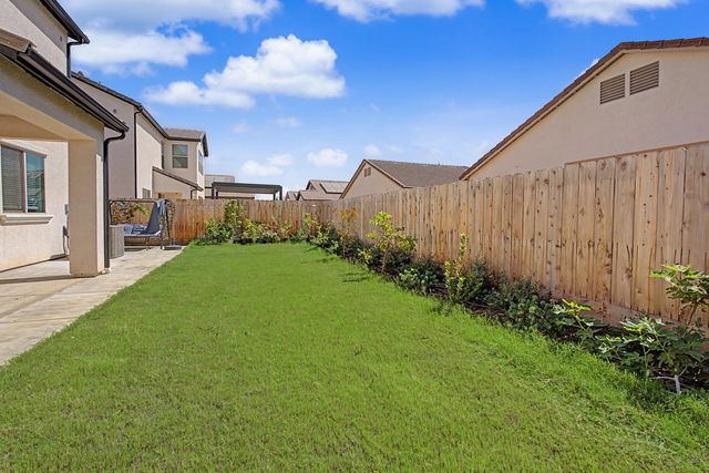 2433 E Rockwell Drive, Fresno, CA 93720