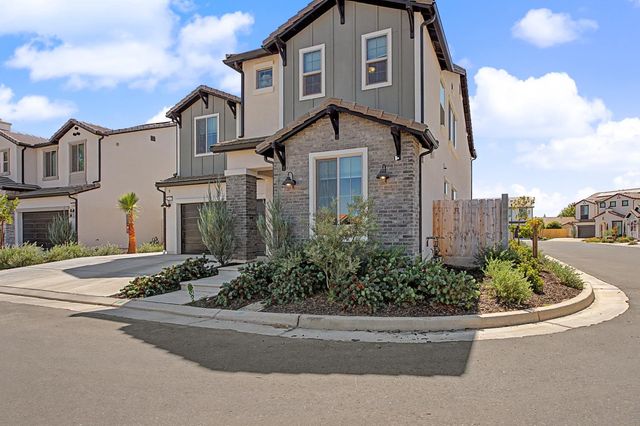 2433 E Rockwell Drive, Fresno, CA 93720