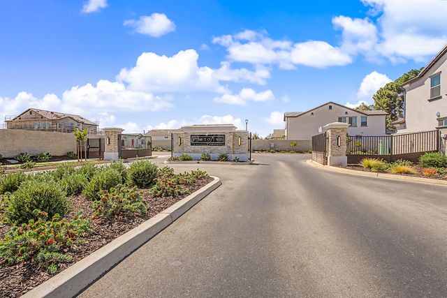 2433 E Rockwell Drive, Fresno, CA 93720