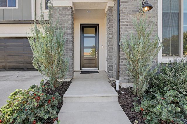 2433 E Rockwell Drive, Fresno, CA 93720