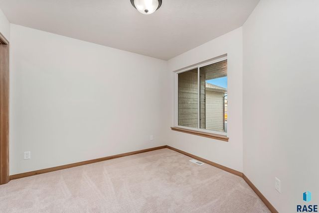 712 N Independent St Street, Lennox, SD 57039