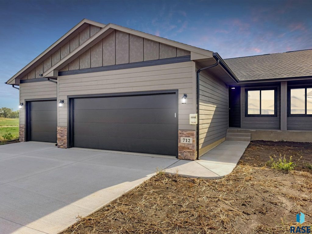 712 N Independent St Street, Lennox, SD 57039