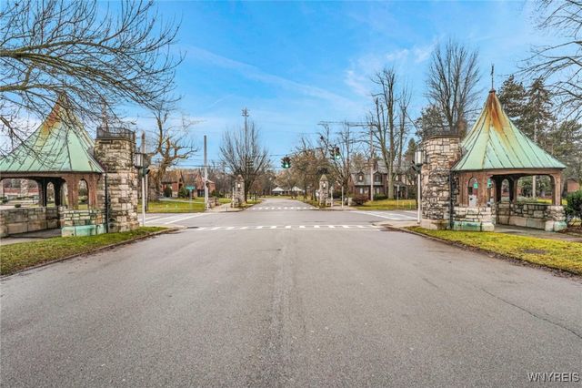 30 Bentham Parkway, Amherst, NY 14226