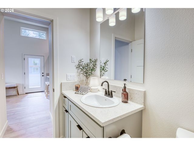 810 Se BEAVER St, Toledo, OR 97391