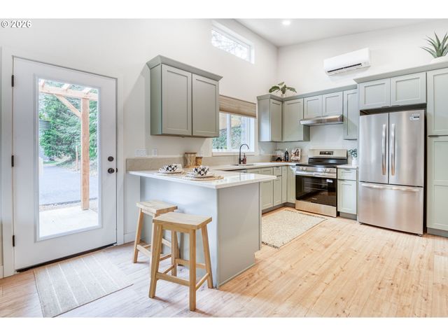 810 Se BEAVER St, Toledo, OR 97391