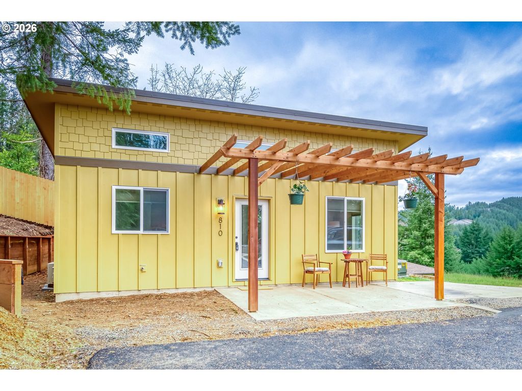 810 Se BEAVER St, Toledo, OR 97391