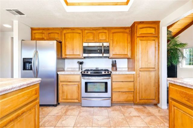 16810 Danbury, Hesperia, CA 92345