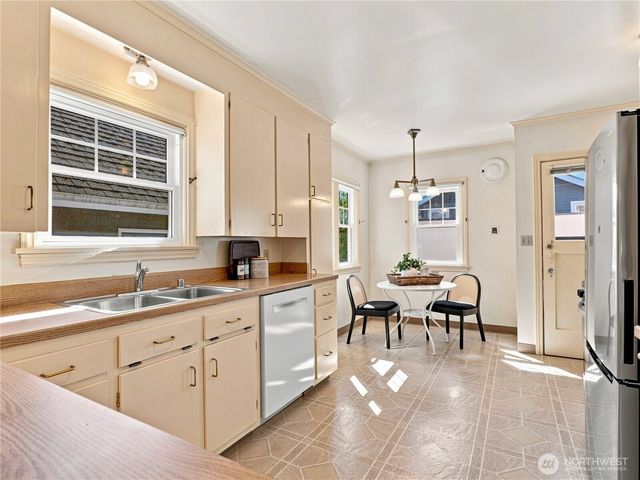 7719 Ashworth Avenue N, Seattle, WA 98103