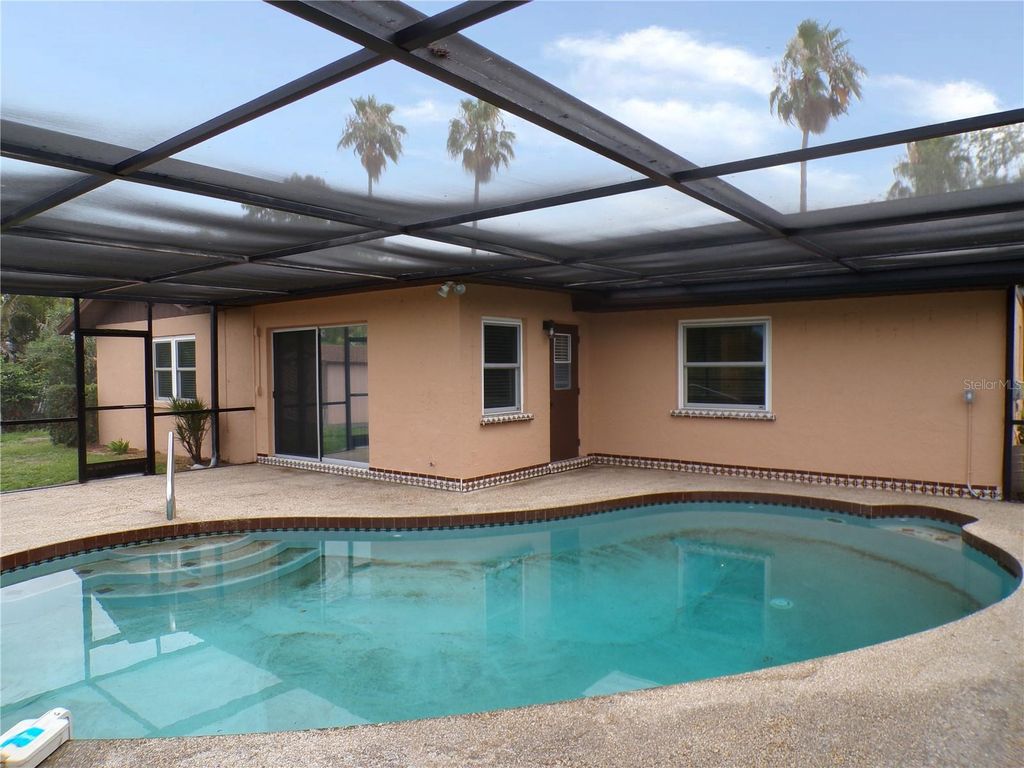 Image 2 of property listing at 1622 17TH STREET E, Bradenton, FL 34208