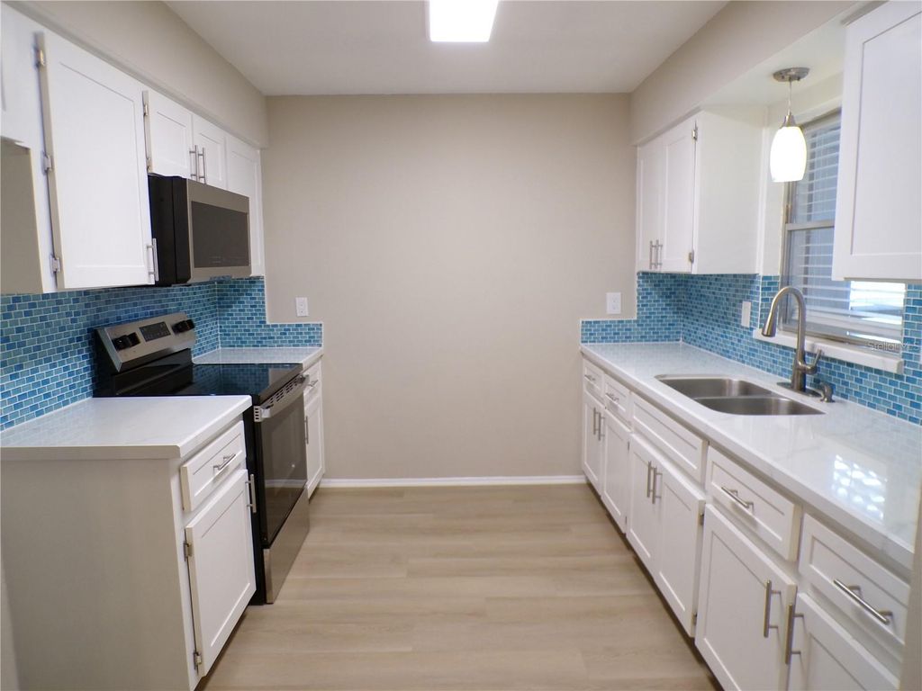 Image 15 of property listing at 1622 17TH STREET E, Bradenton, FL 34208