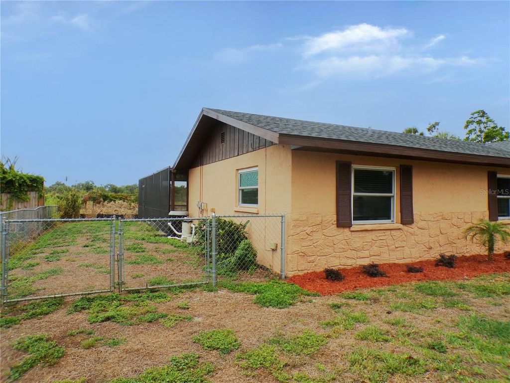 Image 4 of property listing at 1622 17TH STREET E, Bradenton, FL 34208