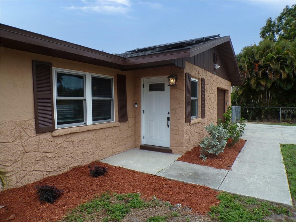 Image 5 of property listing at 1622 17TH STREET E, Bradenton, FL 34208