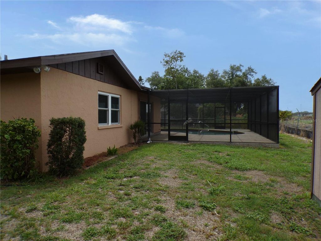 Image 8 of property listing at 1622 17TH STREET E, Bradenton, FL 34208
