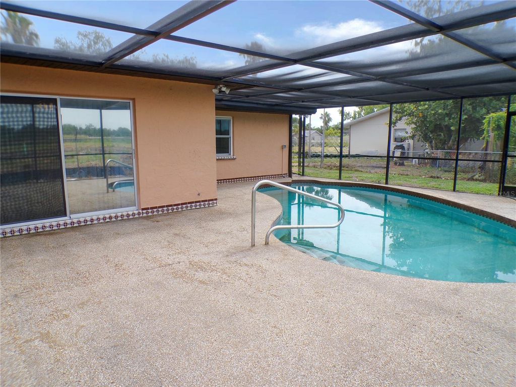 Image 9 of property listing at 1622 17TH STREET E, Bradenton, FL 34208