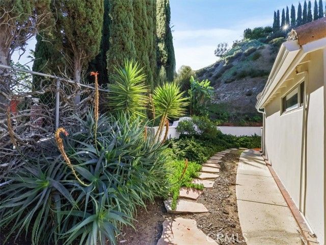 8238 Skyline Drive, Los Angeles, CA 90046