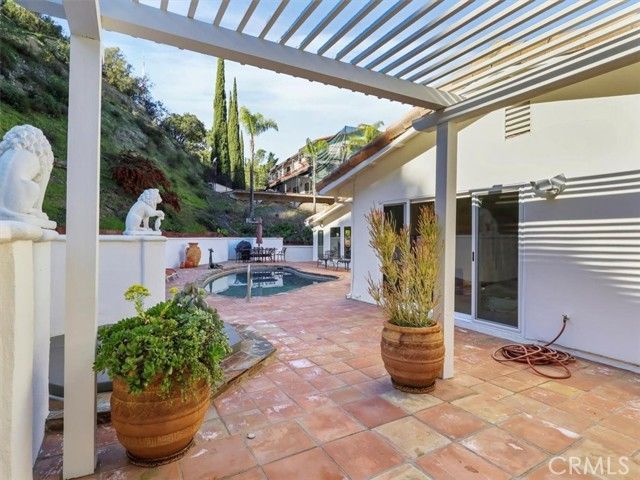 8238 Skyline Drive, Los Angeles, CA 90046
