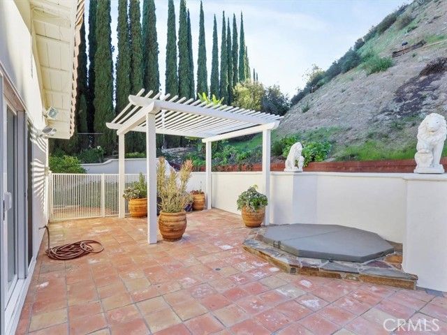 8238 Skyline Drive, Los Angeles, CA 90046