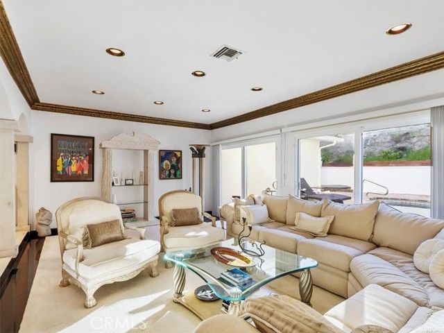 8238 Skyline Drive, Los Angeles, CA 90046