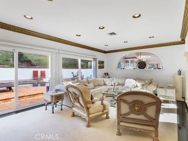 8238 Skyline Drive, Los Angeles, CA 90046