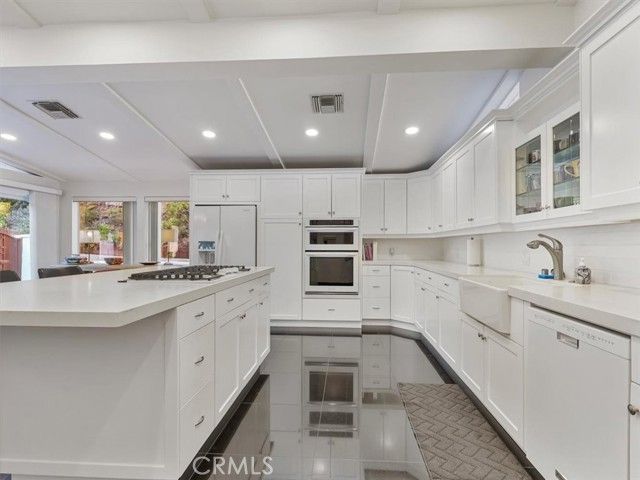 8238 Skyline Drive, Los Angeles, CA 90046