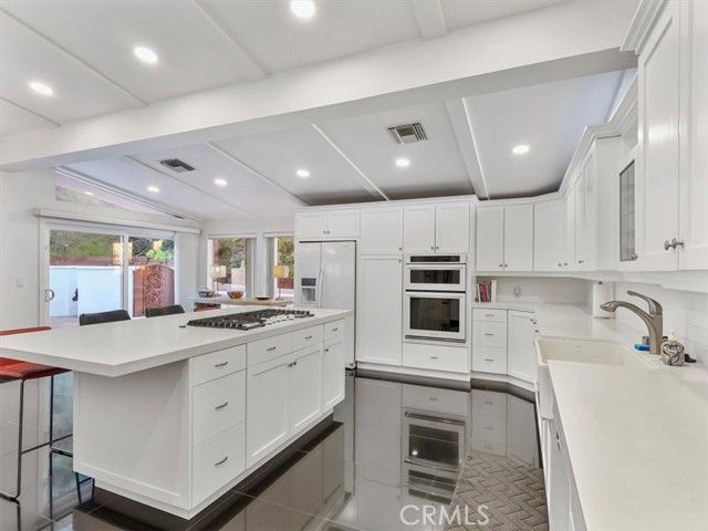 8238 Skyline Drive, Los Angeles, CA 90046