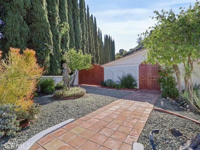 8238 Skyline Drive, Los Angeles, CA 90046