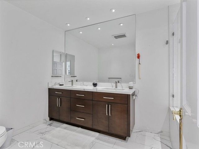 8238 Skyline Drive, Los Angeles, CA 90046