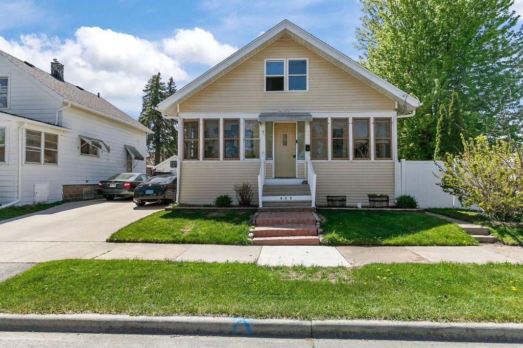 935 W 8TH AVENUE, Oshkosh, WI 54902