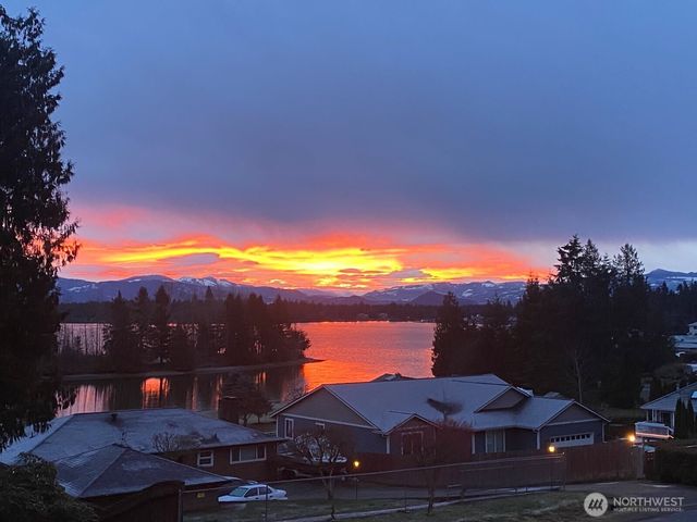 4614 Lakeridge Drive E, Lake Tapps, WA 98391