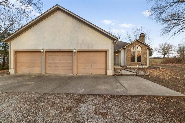 22020 171 Street, Basehor, KS 66007