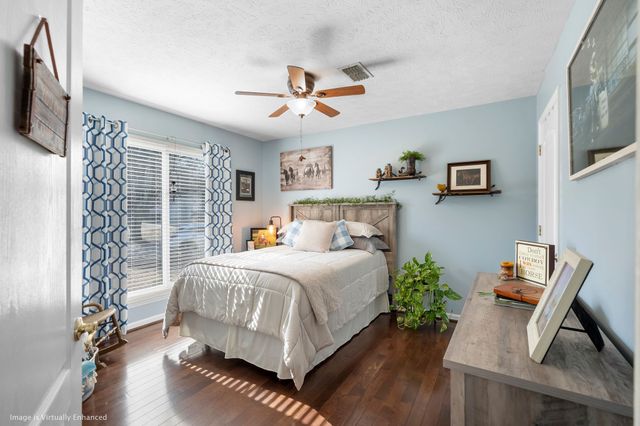 301 Oakwood Cv, La Vergne, TN 37086